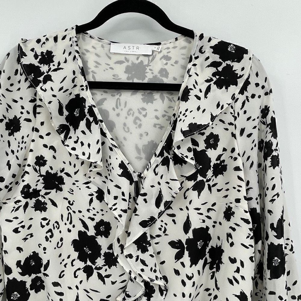 ASTR The Label Cream Black Floral Printed Long Sleeve Blouse Size Small - Picture 2 of 7